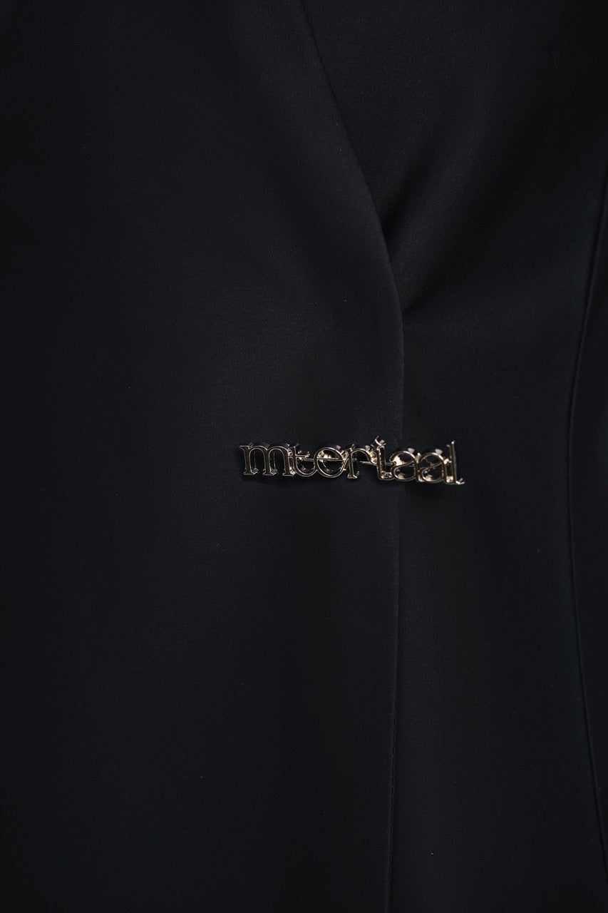 Black/brooch
